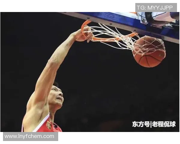 姚明惊艳全场的扣篮瞬间展现了他的力量与优雅之美 姚明惊艳全场的扣篮瞬间展现了他的力量与优雅之美