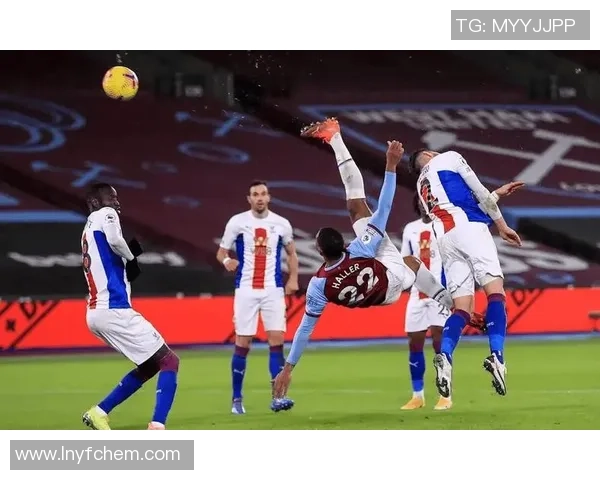 欧联杯焦点战巴萨凭乌龙球险胜本菲卡引发争议判罚讨论